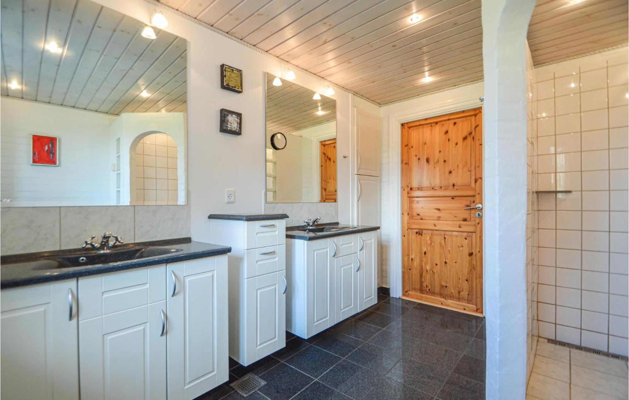 Awesome Home In Bredebro With Kitchen Ballum Zewnętrze zdjęcie