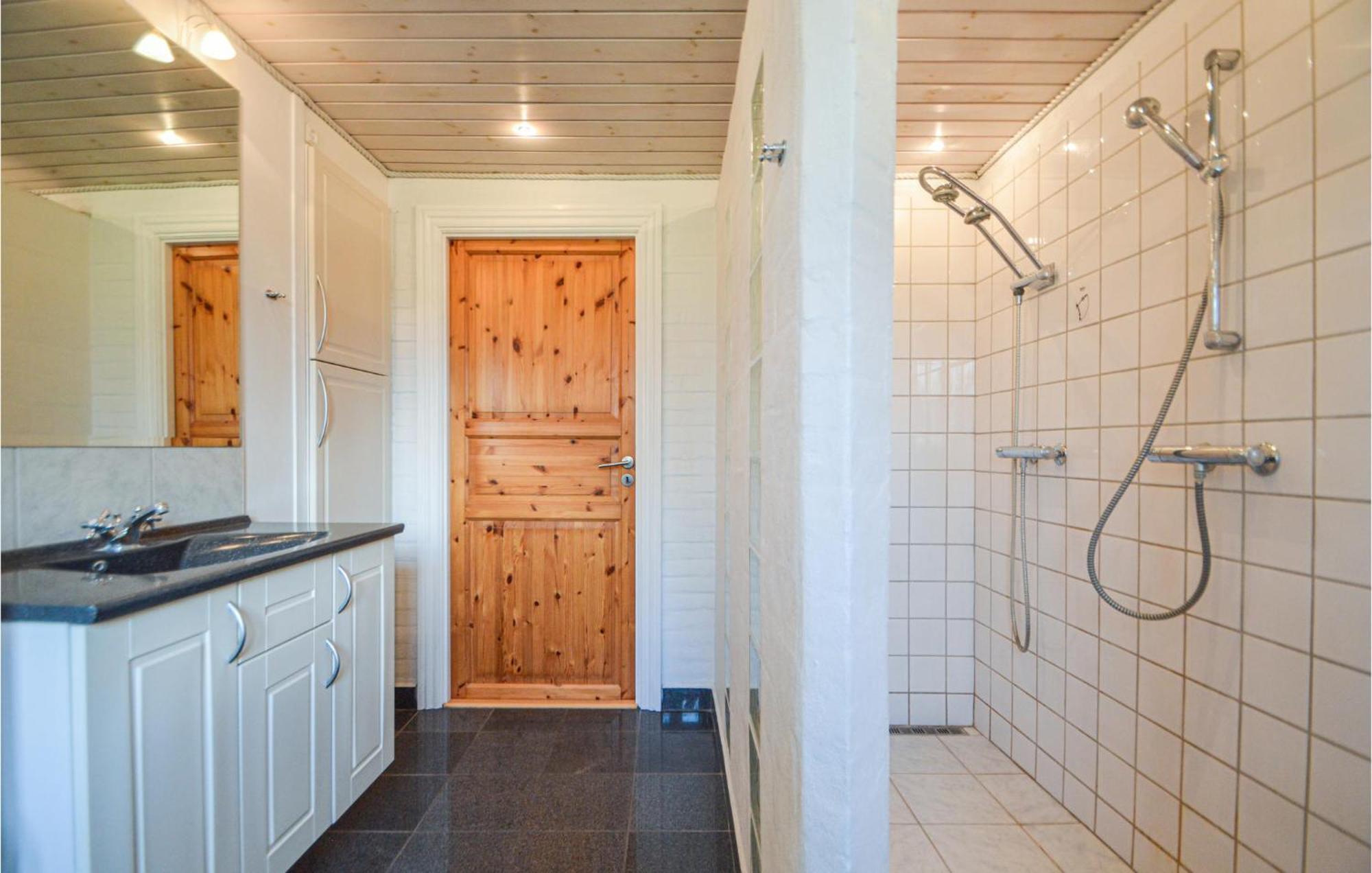 Awesome Home In Bredebro With Kitchen Ballum Zewnętrze zdjęcie